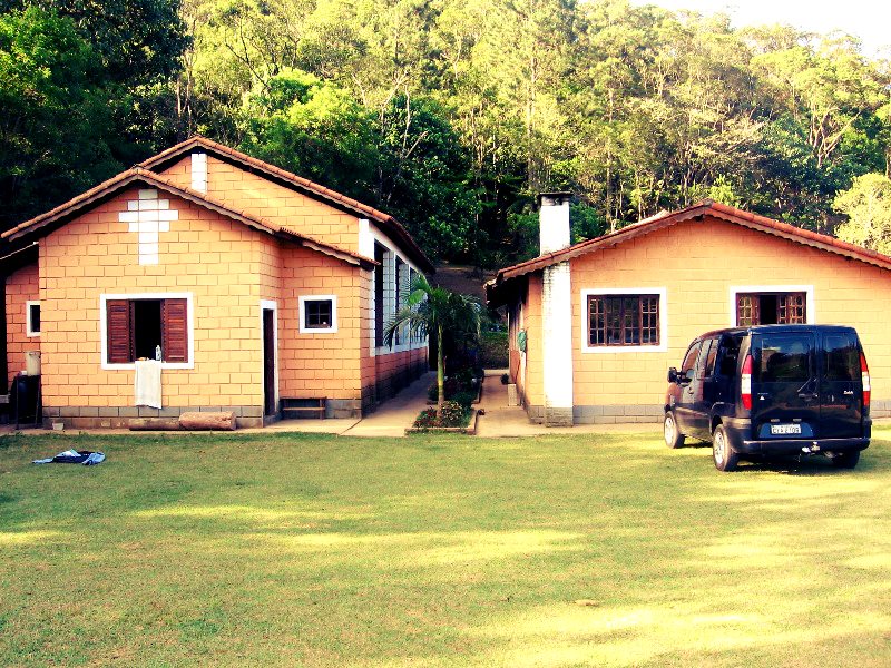 Sítio Ibiúna_casa menor e Galpão.jpg